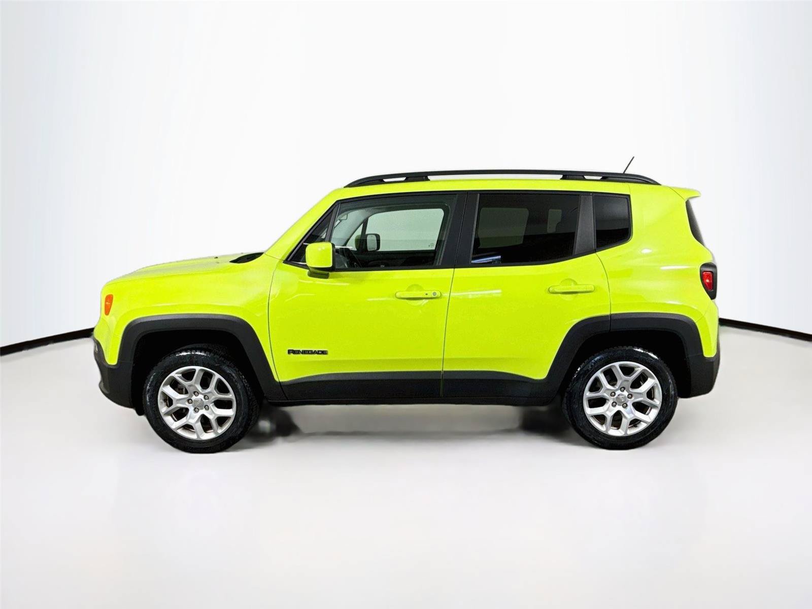 Used 2017 Jeep Renegade Latitude w/ Cold Weather Group AWD/4WD image 2