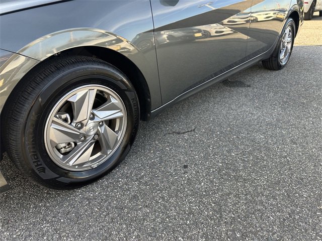 Used 2025 Hyundai Elantra SE image 12