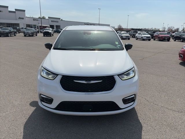 Used 2025 Chrysler Pacifica Select image 9