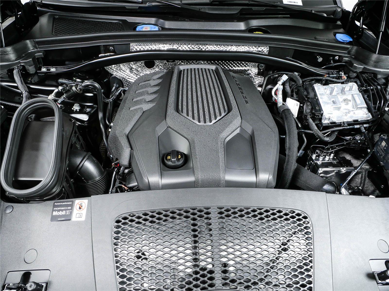Certified 2026 Porsche Macan Turbo AWD/4WD image 38