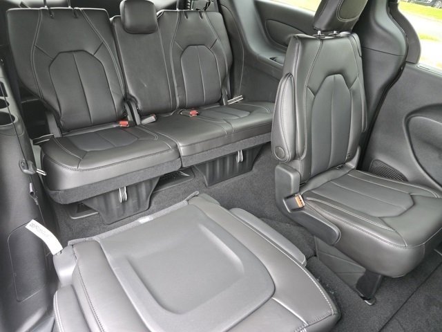 New 2025 Chrysler Voyager LX image 27