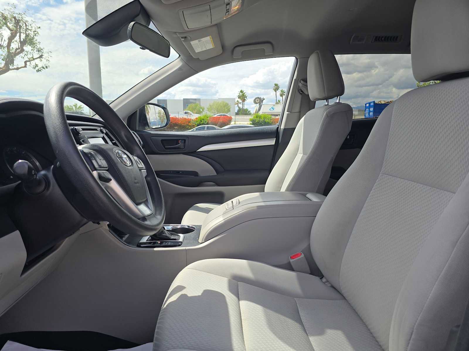 Used 2017 Toyota Highlander LE FWD image 21