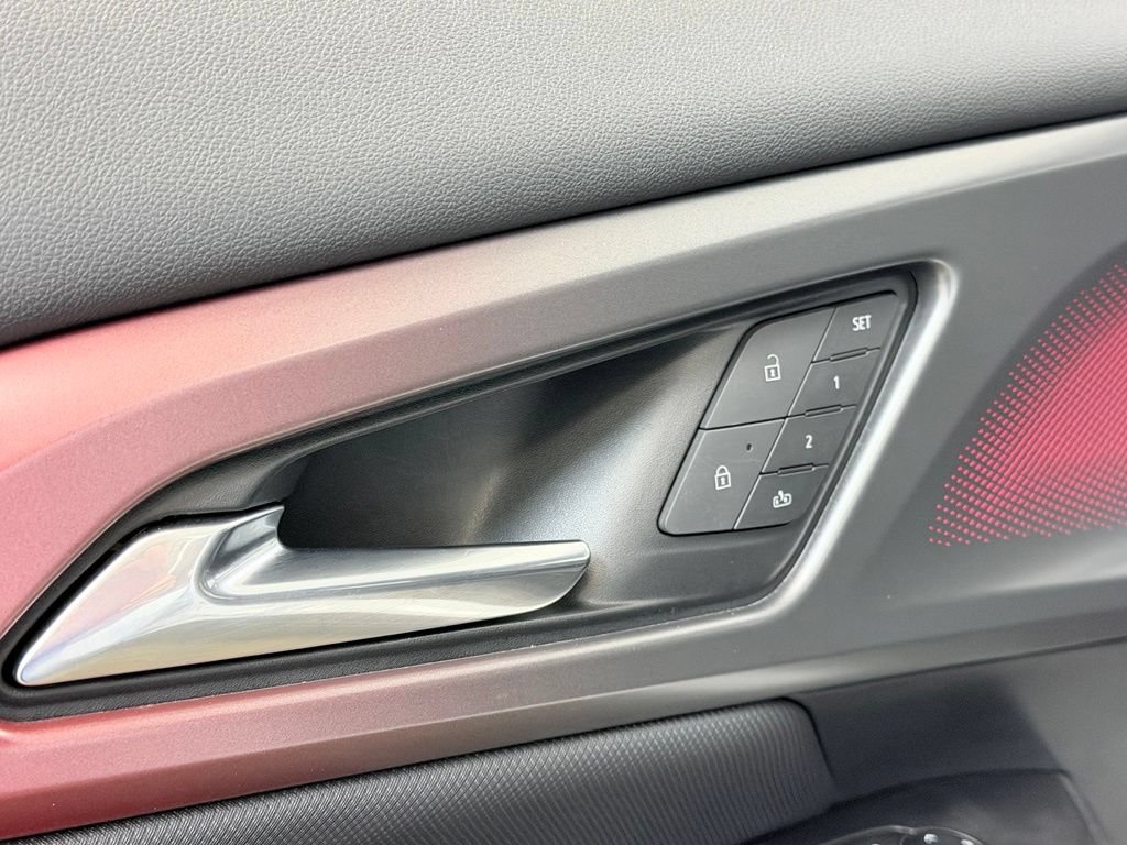 Used 2024 Chevrolet Equinox EV RS FWD image 9