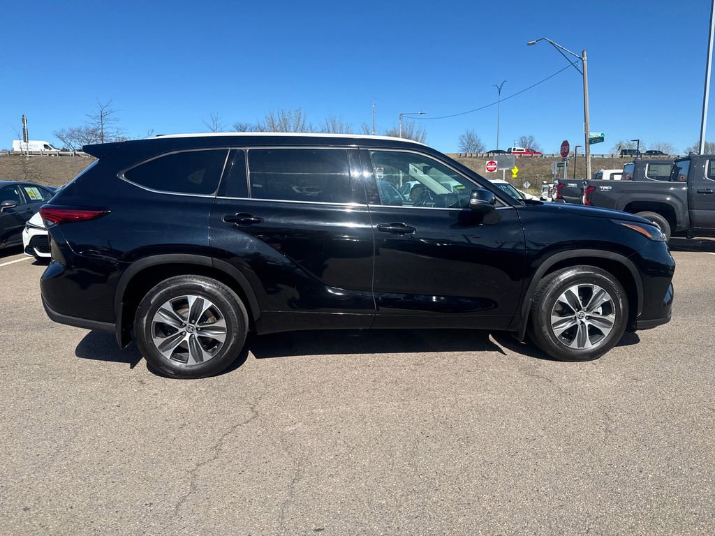 Used 2022 Toyota Highlander XLE AWD/4WD image 10