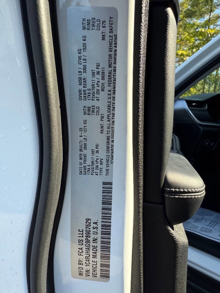 Used 2023 Jeep Grand Cherokee Laredo w/ Luxury Tech Group I image 30