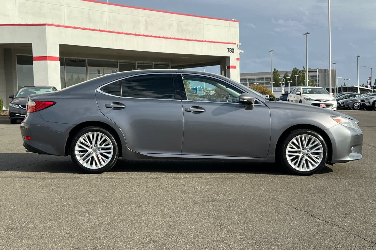 Used 2014 Lexus ES 350 w/ Luxury Package FWD image 6