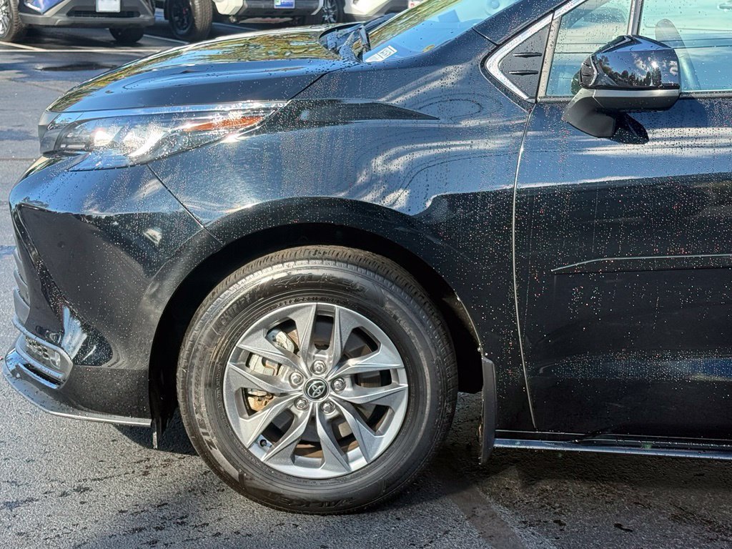 Used 2025 Toyota Sienna XLE w/ XLE Plus Package AWD/4WD image 2