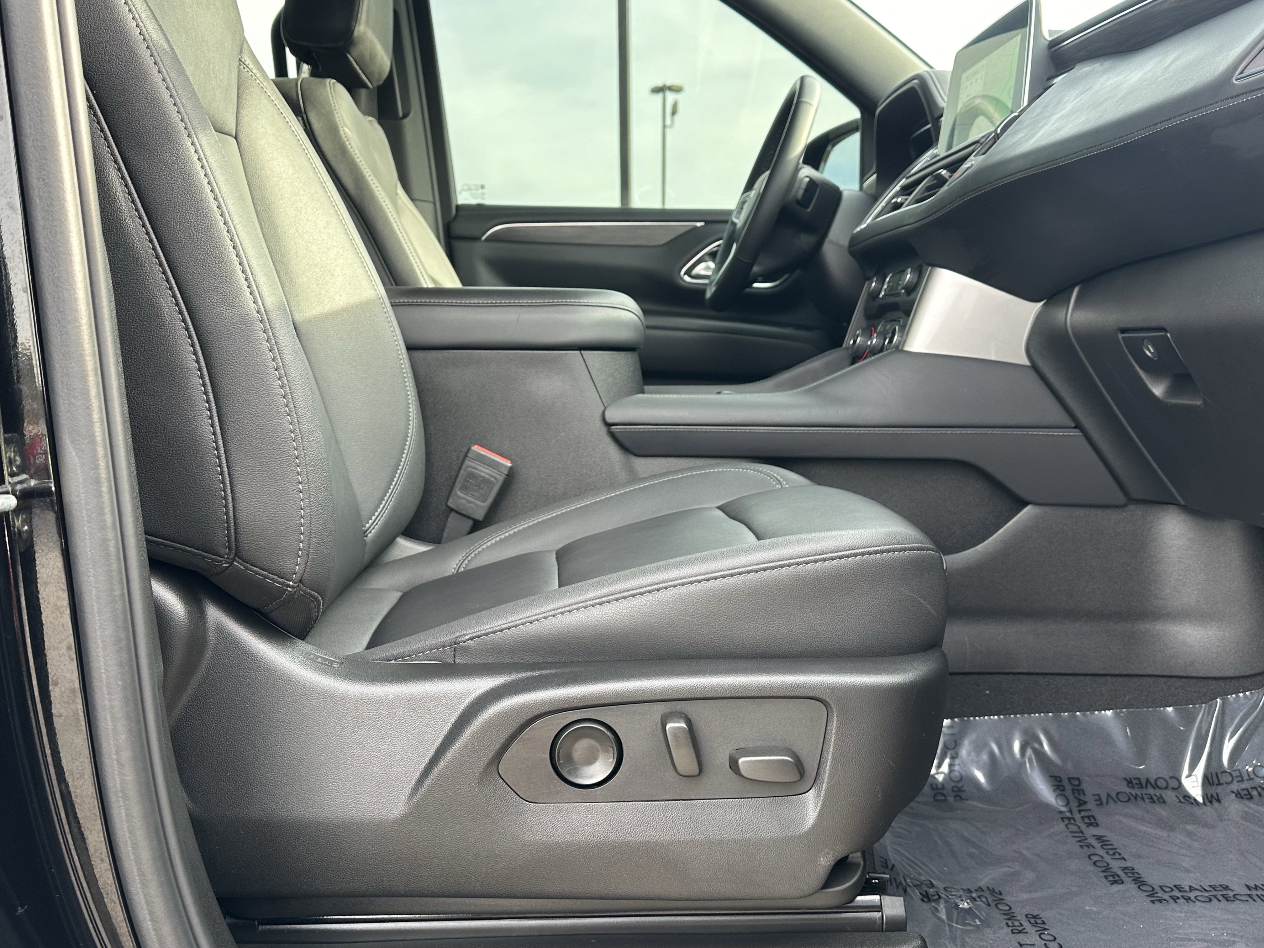 Used 2024 Chevrolet Suburban LT w/ Luxury Package image 17