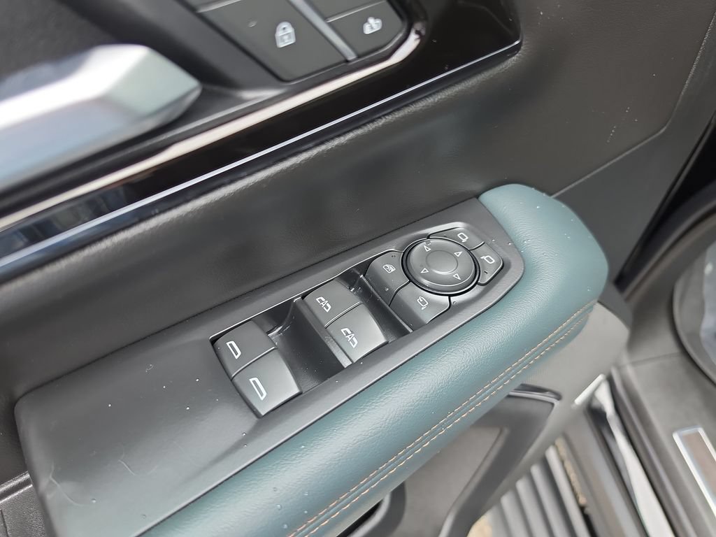 Certified 2025 GMC Yukon AT4 w/ AT4 Premium Plus Package AWD/4WD image 29