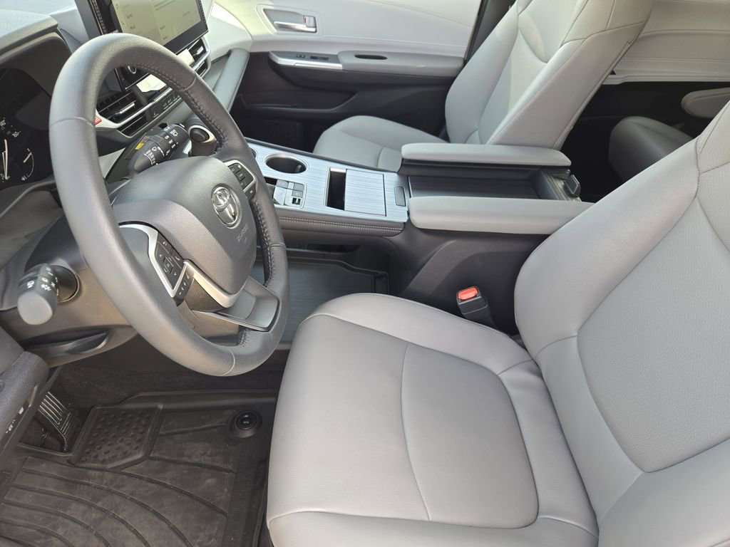 Used 2025 Toyota Sienna XLE w/ XLE Plus Package image 15