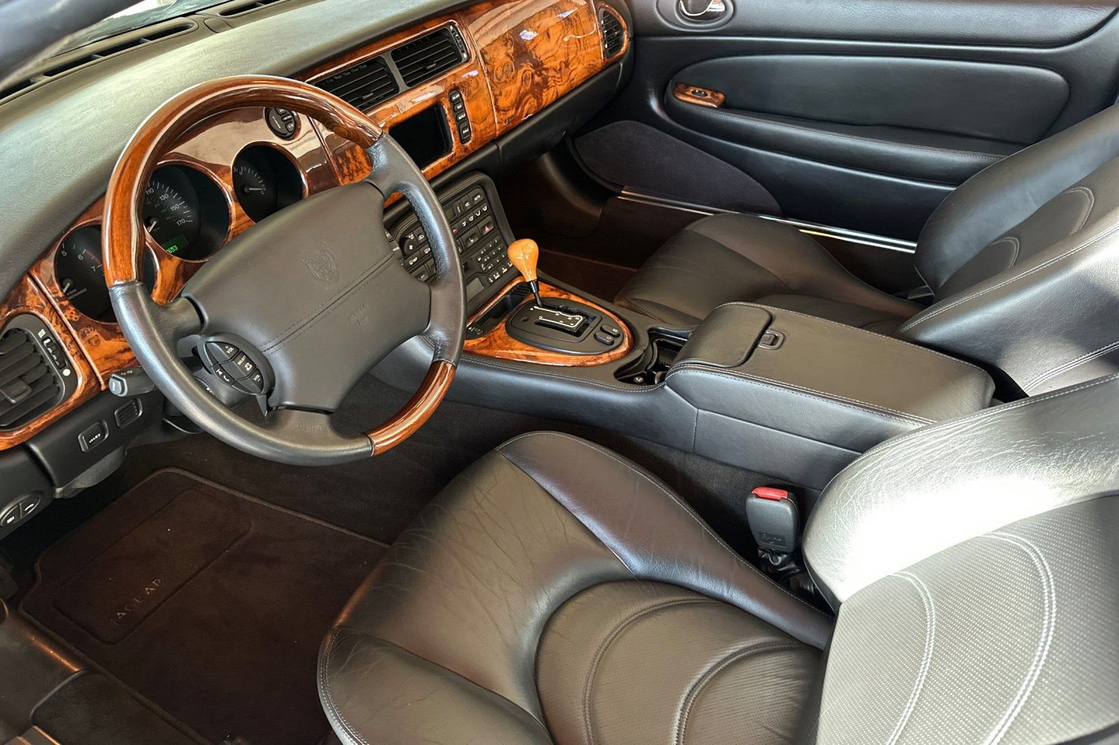 Used 2002 Jaguar XK8 Convertible RWD image 9