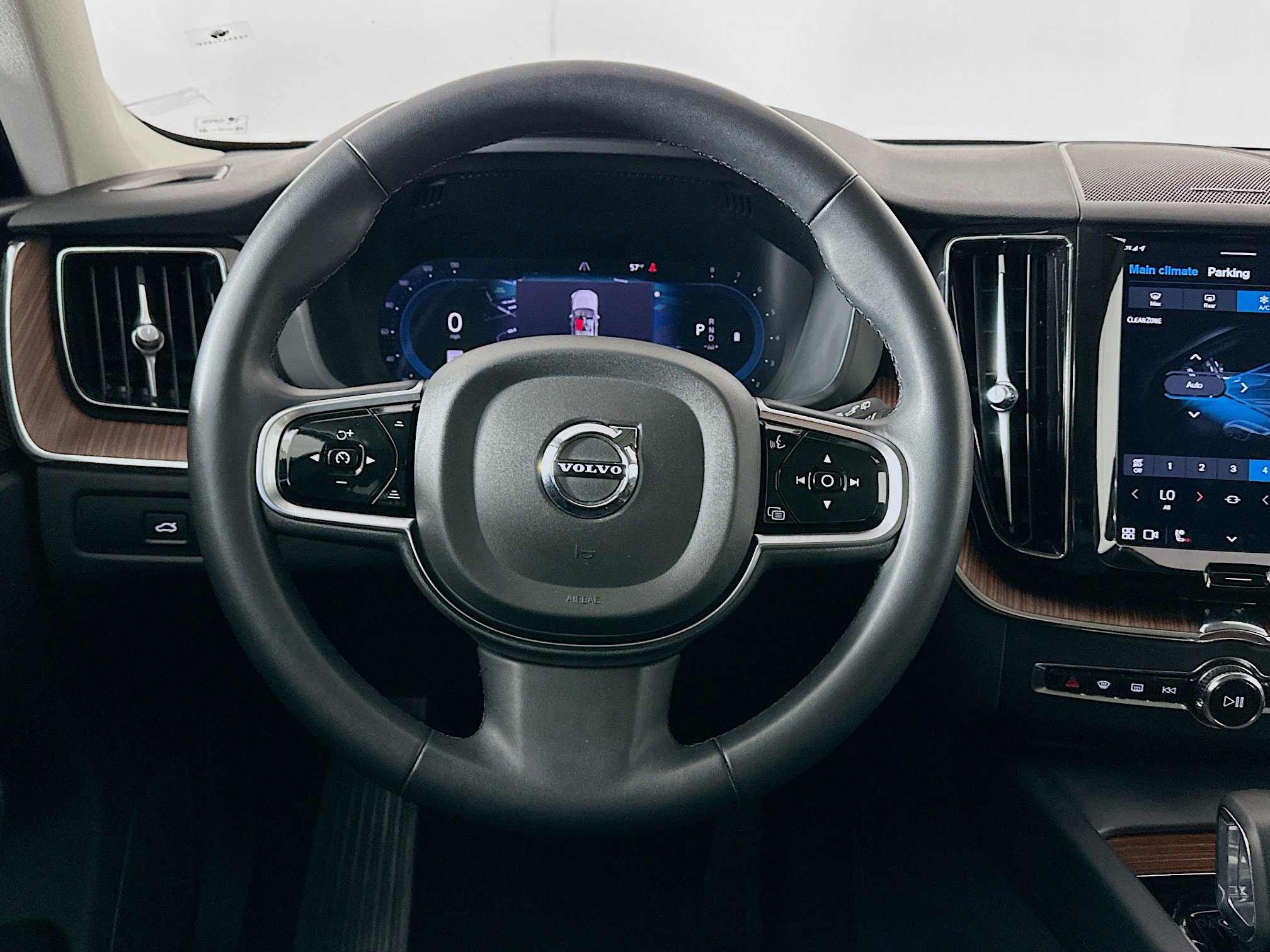 Used 2024 Volvo XC60 B5 Plus image 17