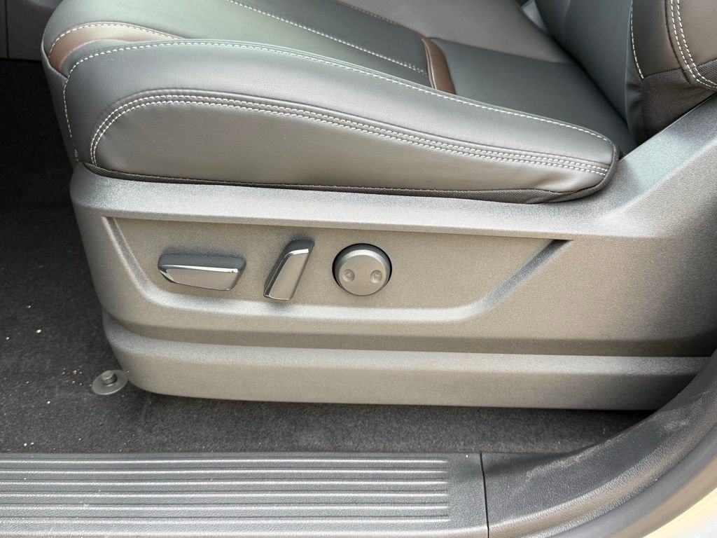 New 2026 Nissan Armada SL w/ Captain's Chari Seat Package image 19