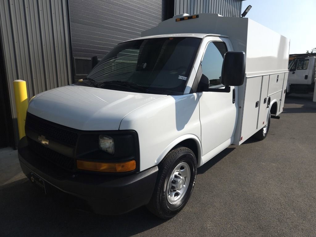 Used 2017 Chevrolet Express 3500 RWD image 2
