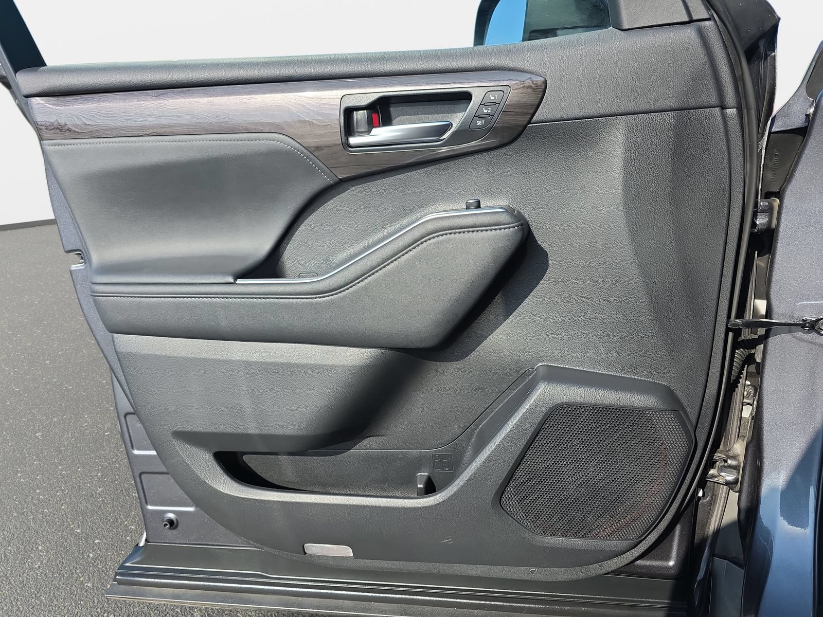 Used 2020 Toyota Highlander Limited FWD image 28