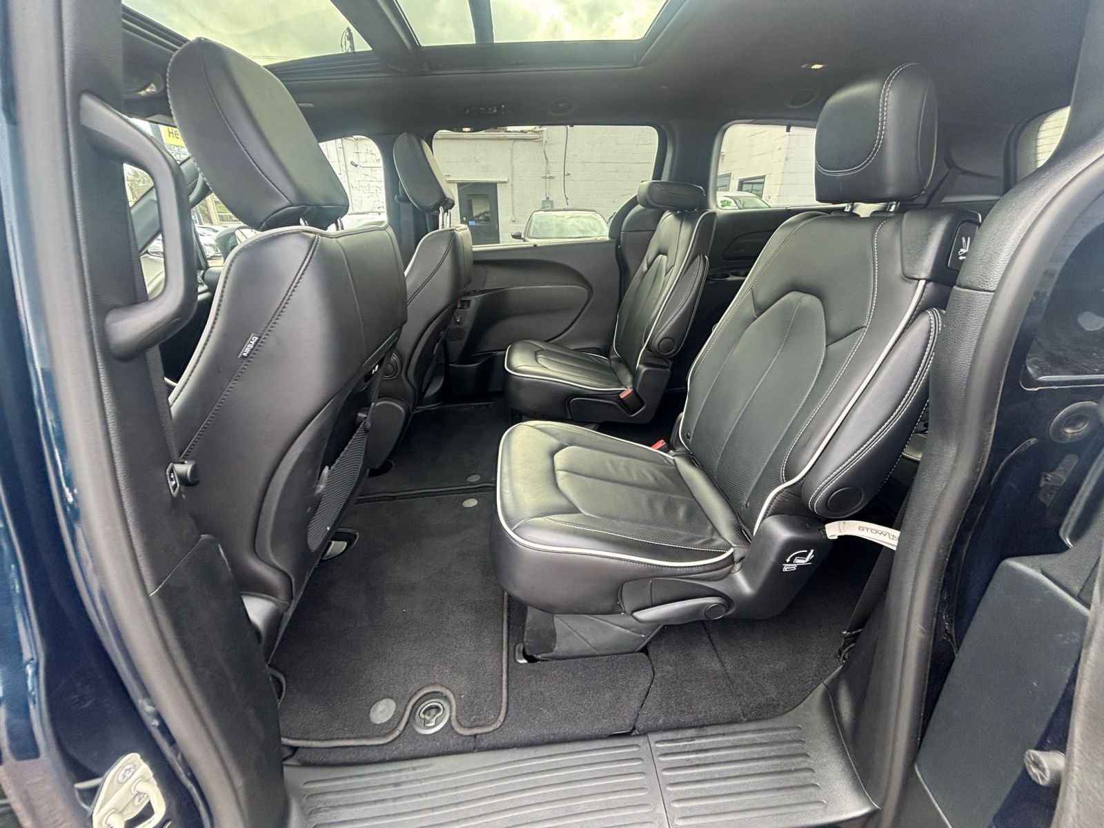 Used 2025 Chrysler Pacifica Limited image 29