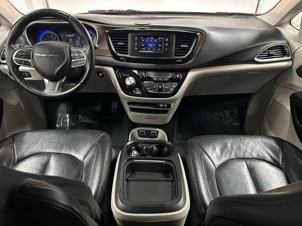 Used 2017 Chrysler Pacifica Touring-L FWD image 25