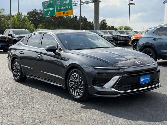 Used 2025 Hyundai Sonata Limited FWD image 1