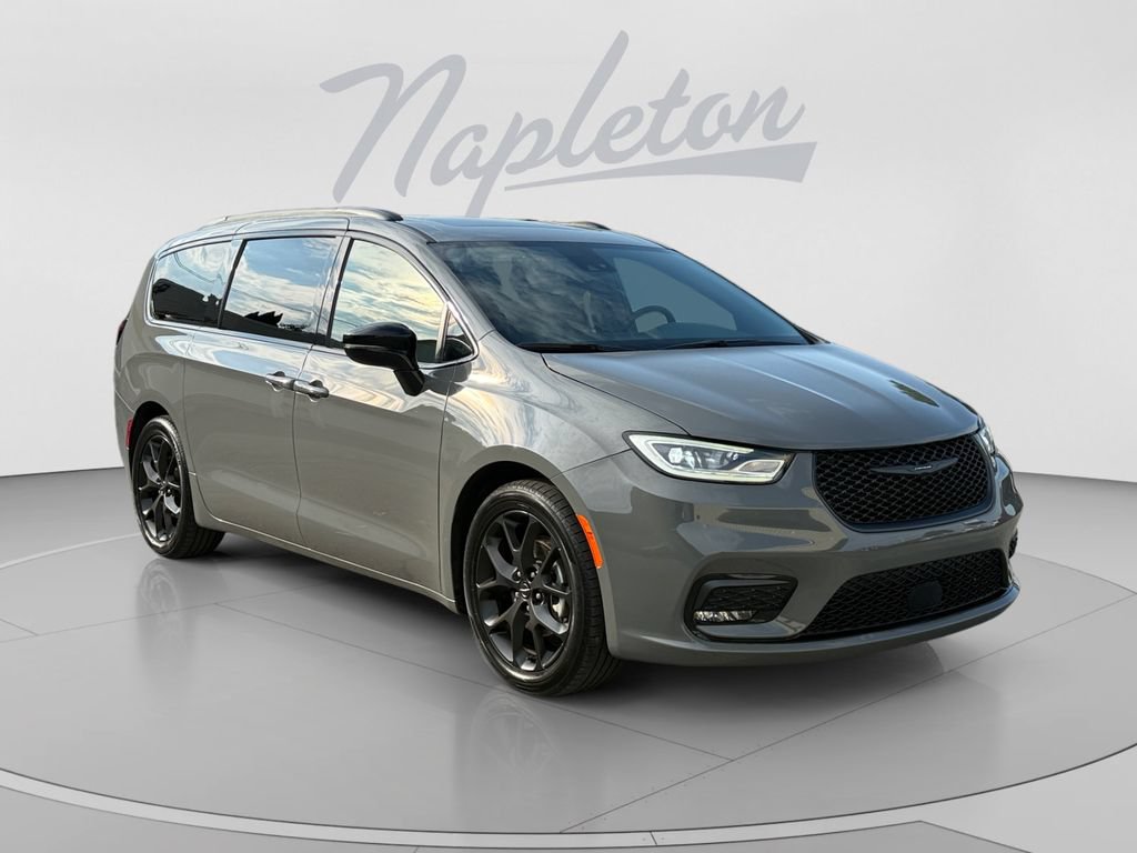 Certified 2025 Chrysler Pacifica Limited FWD image 8