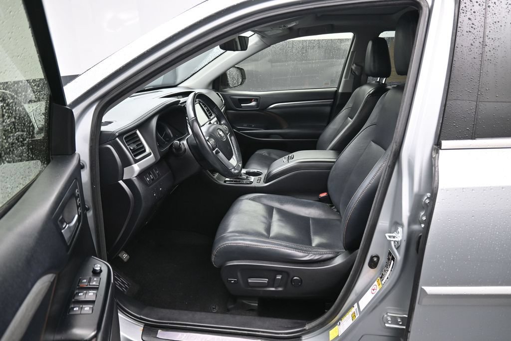 Used 2017 Toyota Highlander Limited w/ Protection Package #3 AWD/4WD image 9
