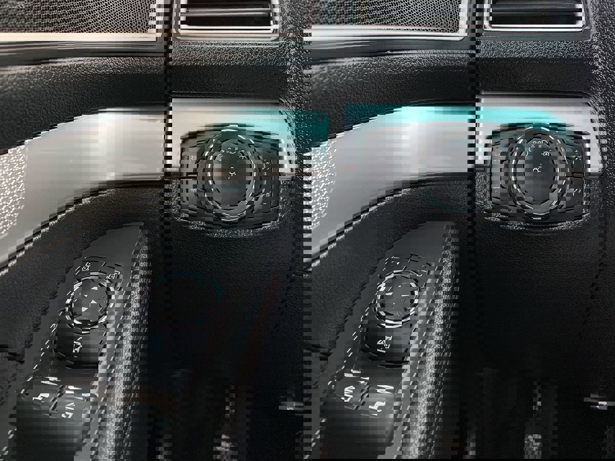 Used 2017 Ford Explorer XLT w/ Equipment Group 202A AWD/4WD image 17