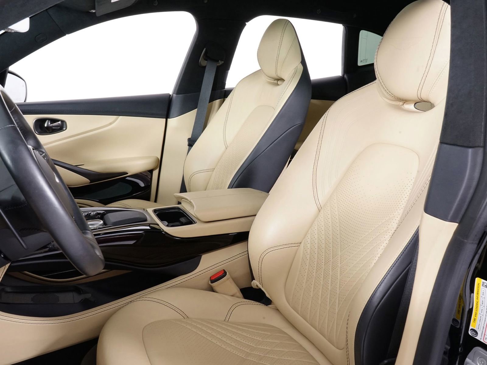 Used 2023 Aston Martin DBX image 26