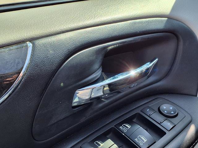 Used 2014 Chrysler Town & Country Touring FWD image 15