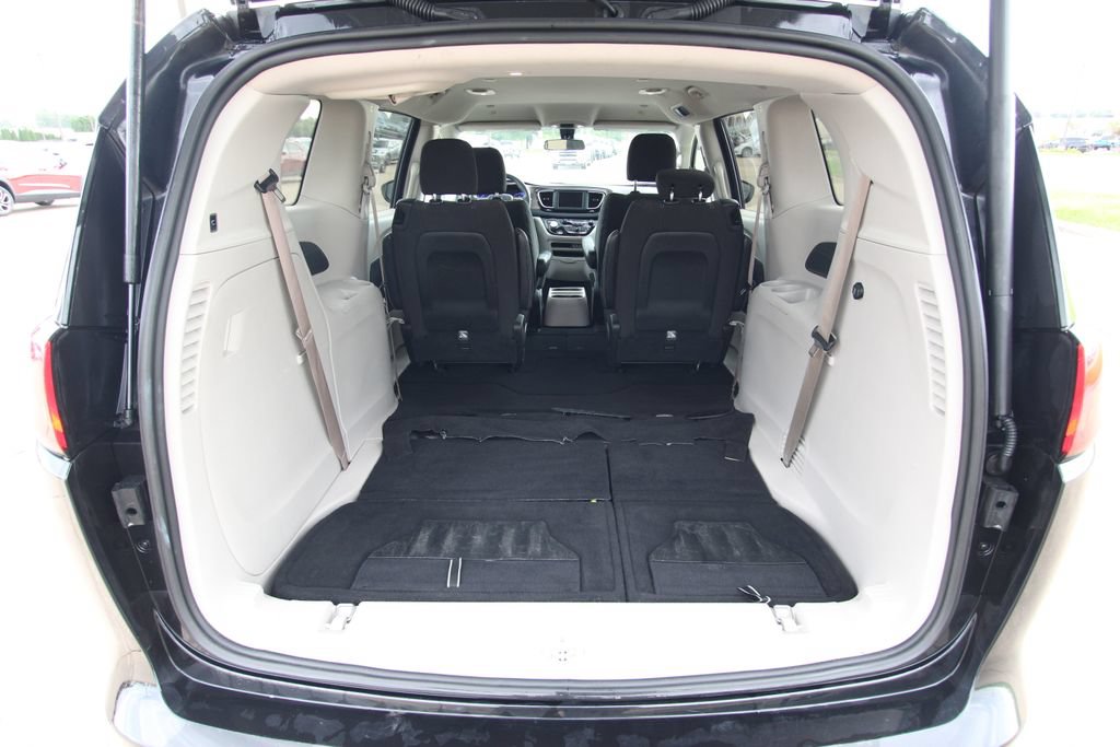 Used 2022 Chrysler Voyager LX FWD image 15