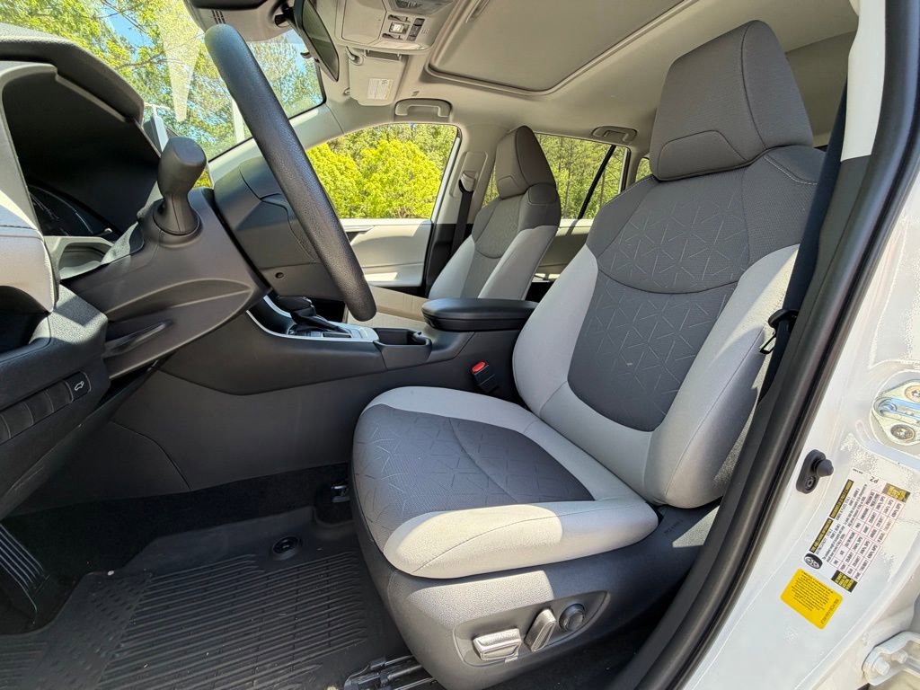 Used 2025 Toyota RAV4 XLE w/ Convenience Package FWD image 5