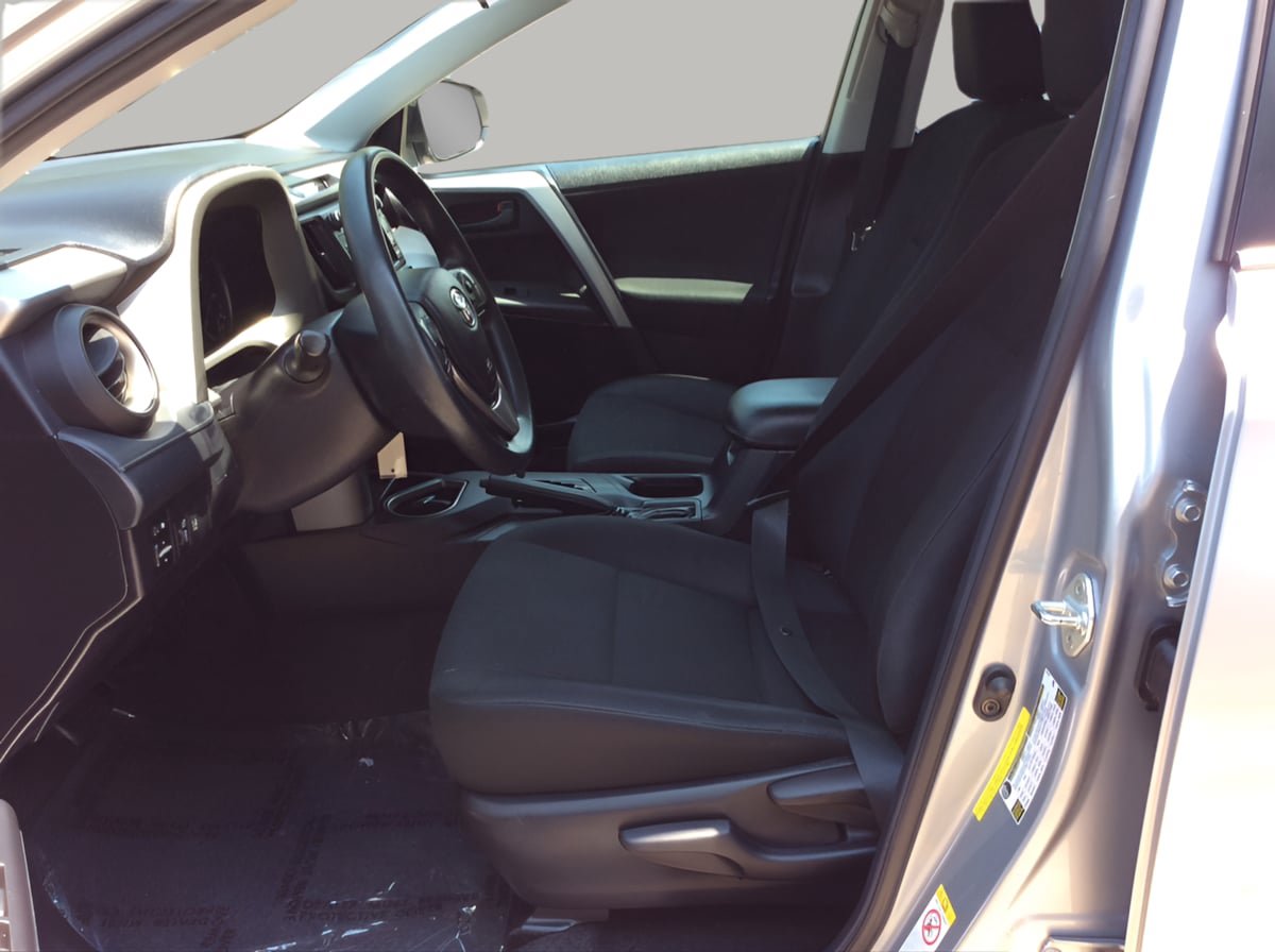 Used 2018 Toyota RAV4 LE FWD image 15