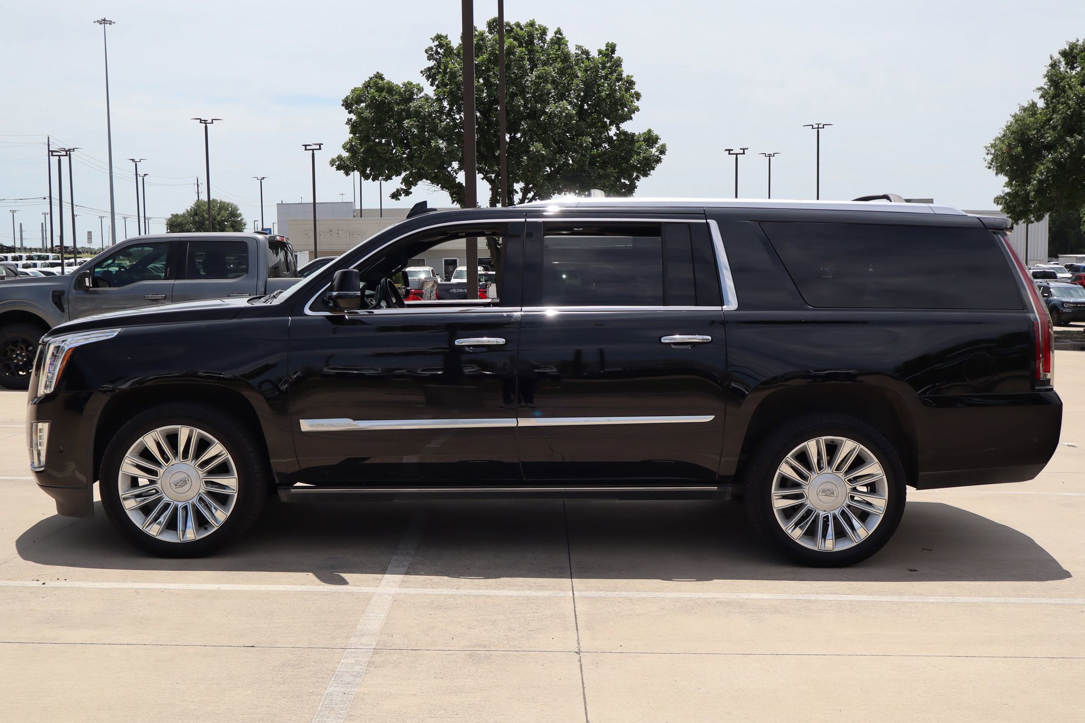 Used 2020 Cadillac Escalade ESV Platinum AWD/4WD image 6