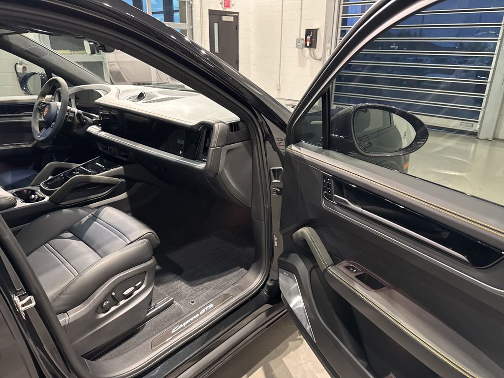 Used 2025 Porsche Cayenne GTS AWD/4WD image 38
