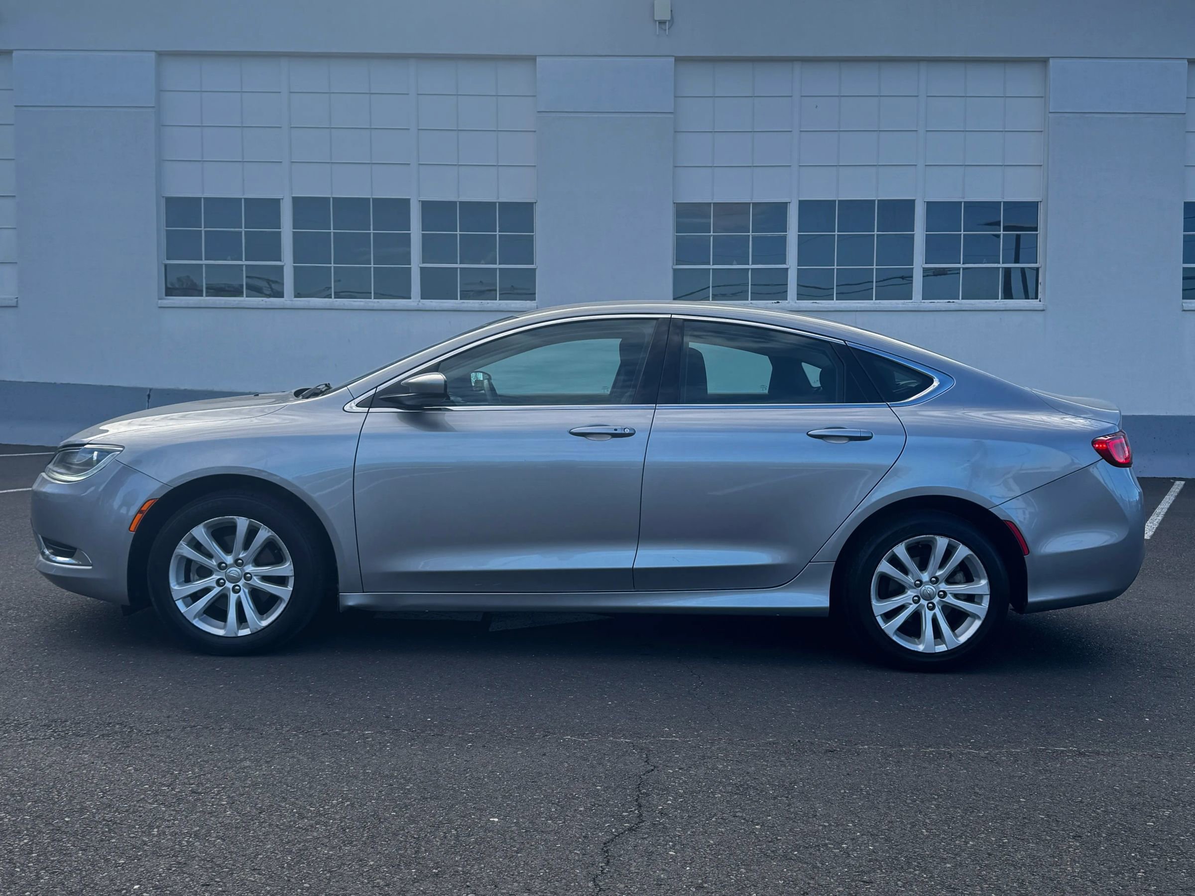 Used 2015 Chrysler 200 Limited FWD image 4