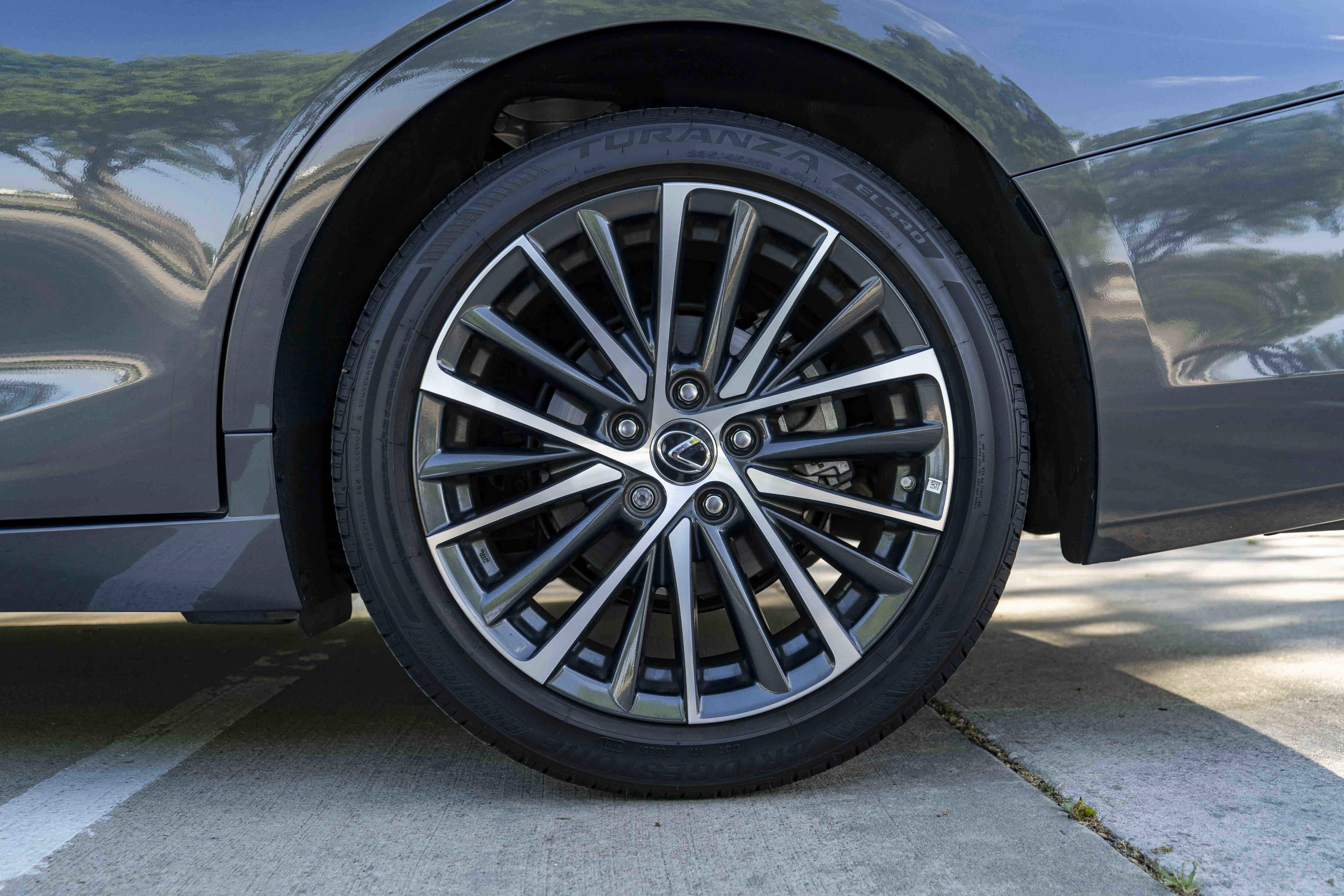 Used 2025 Lexus ES 300h w/ Premium Package image 15