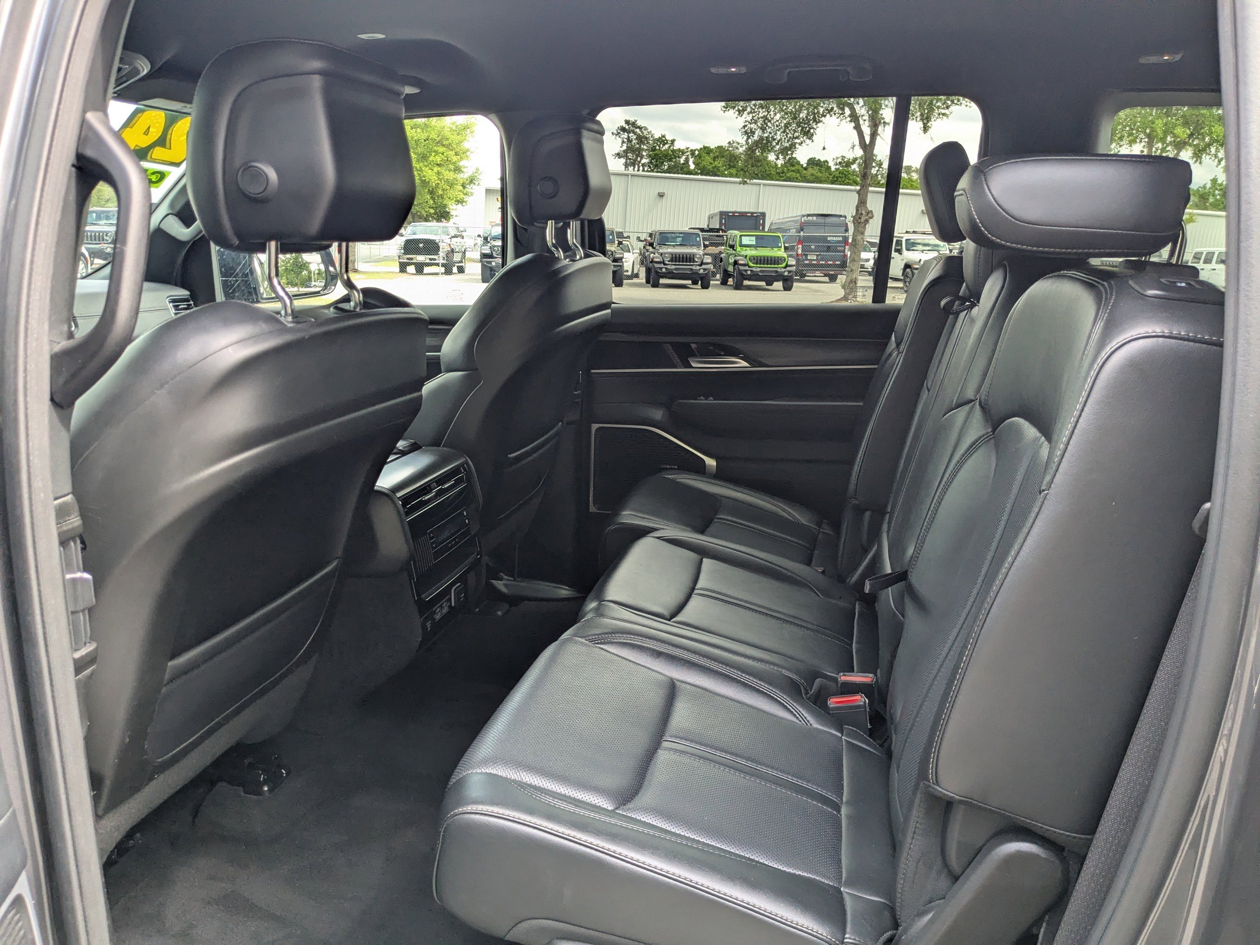 Certified 2024 Jeep Wagoneer L Series II w/ Flexible Seating Group AWD/4WD image 12