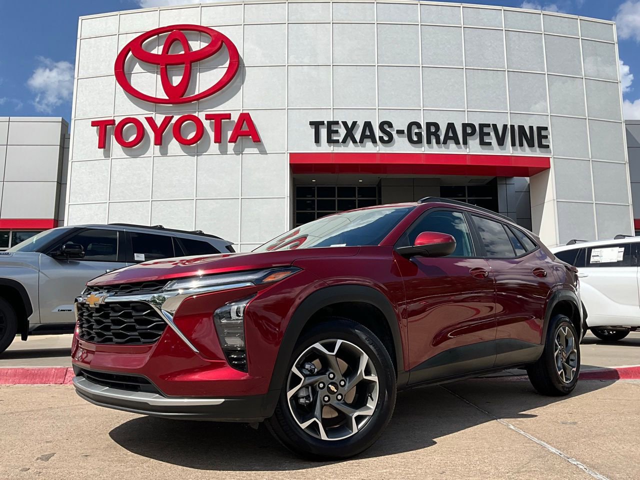 Used 2025 Chevrolet Trax LT image 2