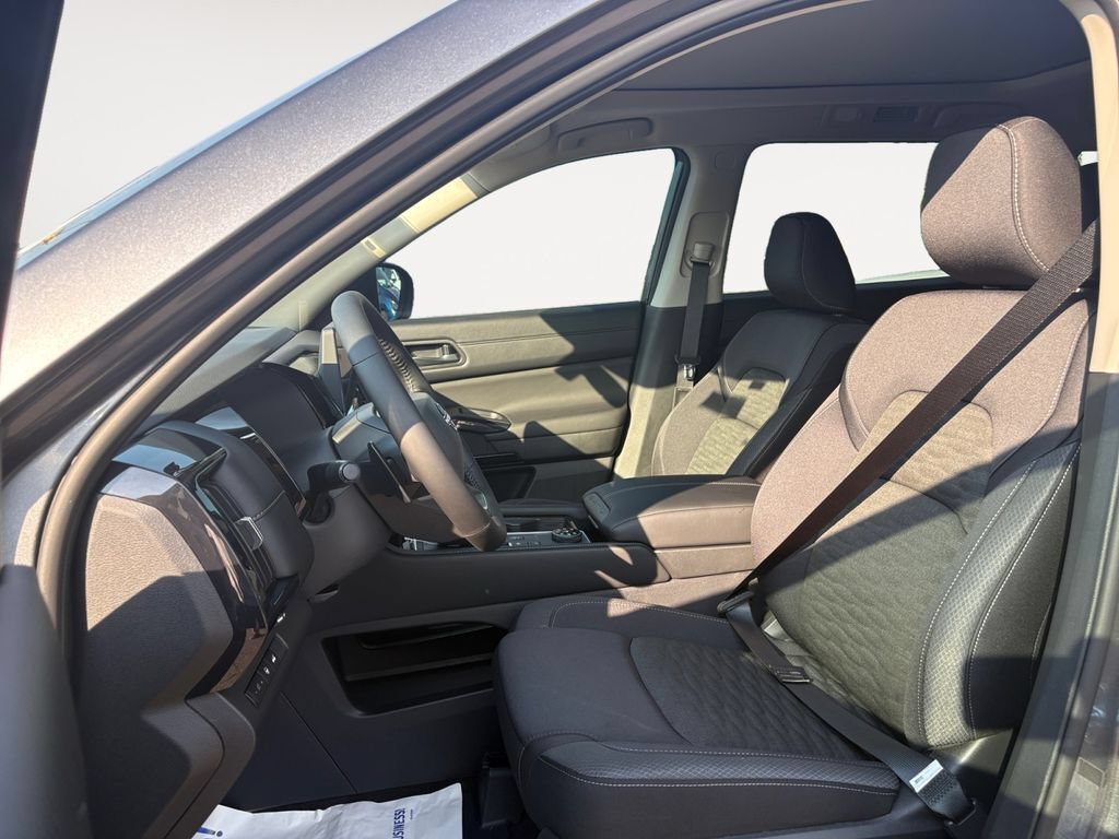 New 2026 Nissan Pathfinder SV w/ SV Premium Package AWD/4WD image 9