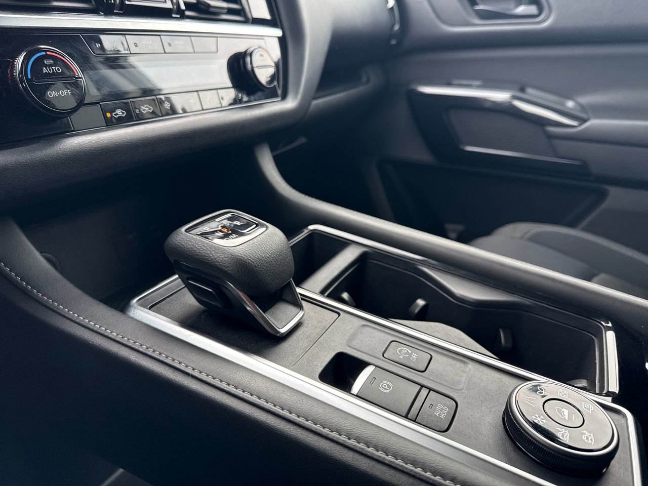 Used 2024 Nissan Pathfinder SV image 23