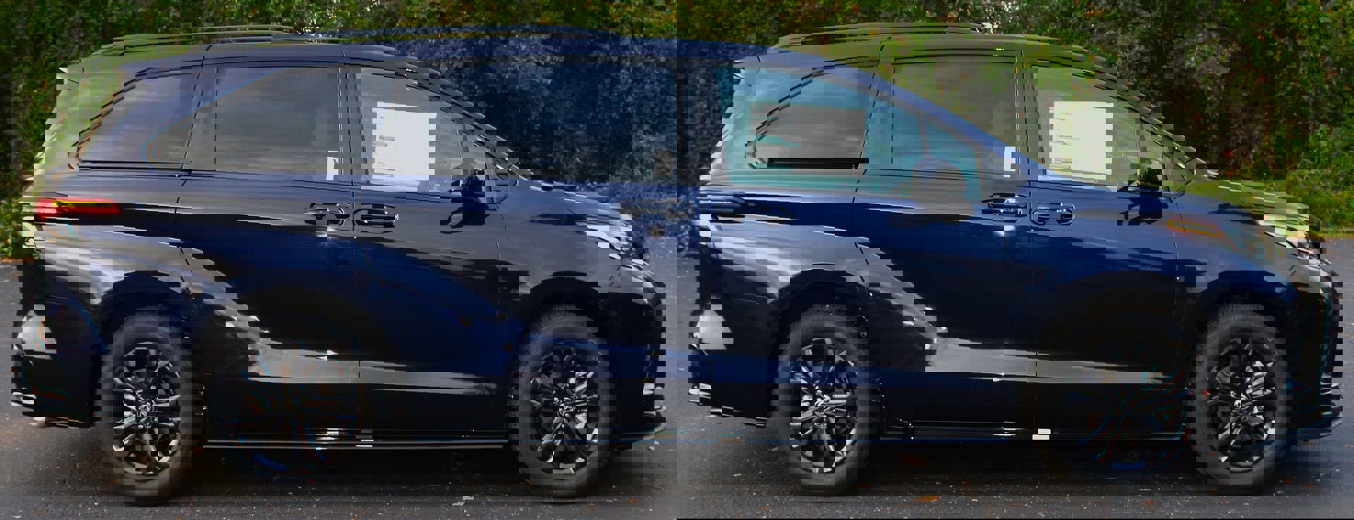 New 2025 Toyota Sienna XSE image 4