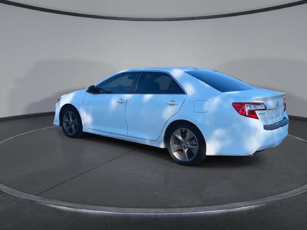 Used 2014 Toyota Camry SE w/ Moonroof Package FWD image 8