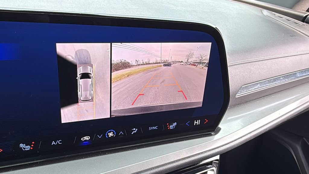 Used 2024 Chevrolet Traverse LT image 24