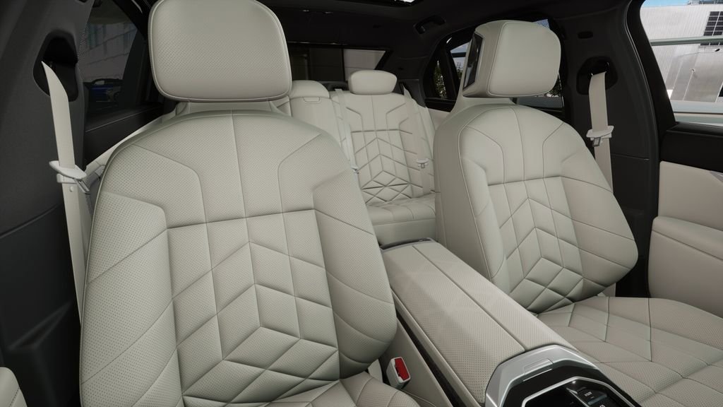 New 2026 BMW 750e xDrive image 11