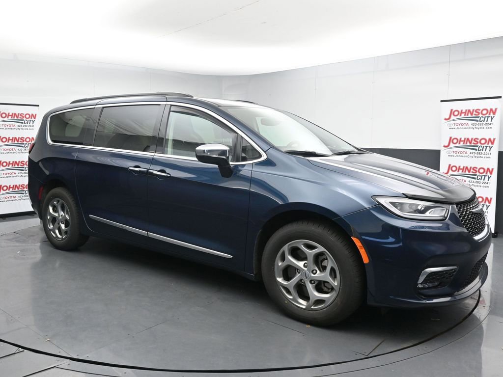 Used 2023 Chrysler Pacifica Limited image 2