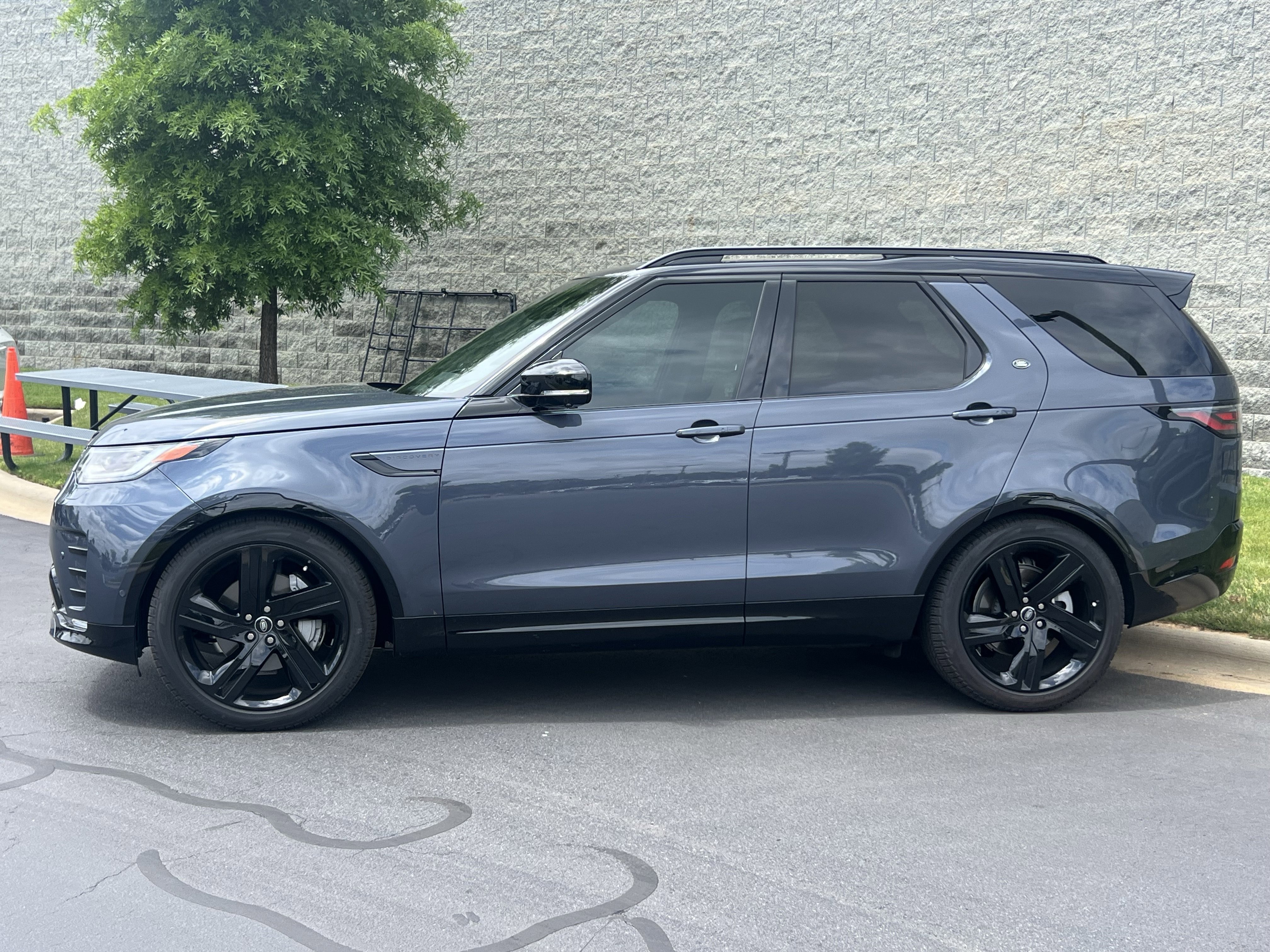 Certified 2025 Land Rover Discovery Dynamic SE AWD/4WD image 4