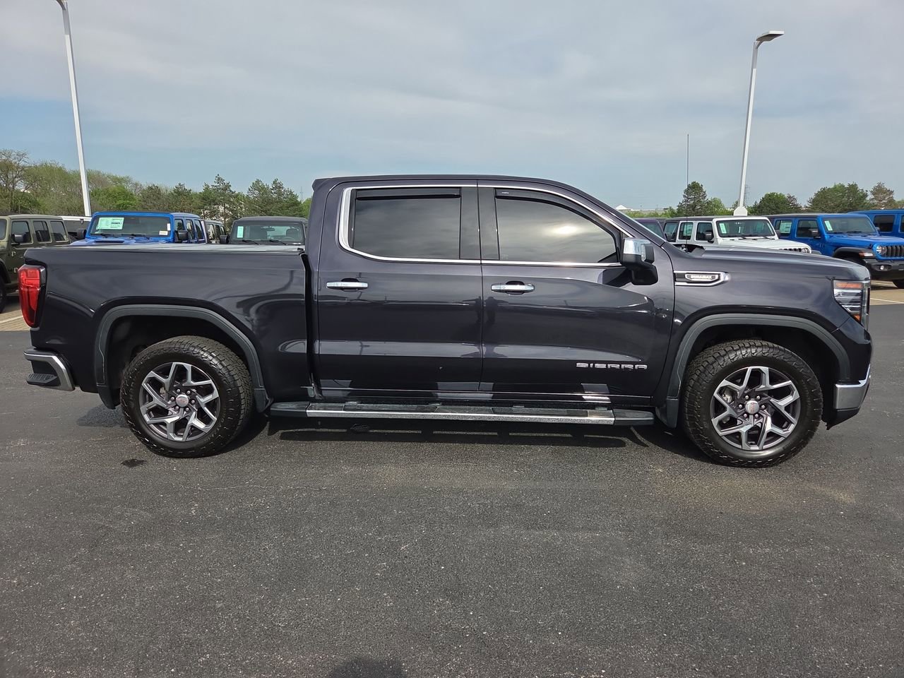 Used 2022 GMC Sierra 1500 SLT w/ SLT Premium Plus Package AWD/4WD image 9