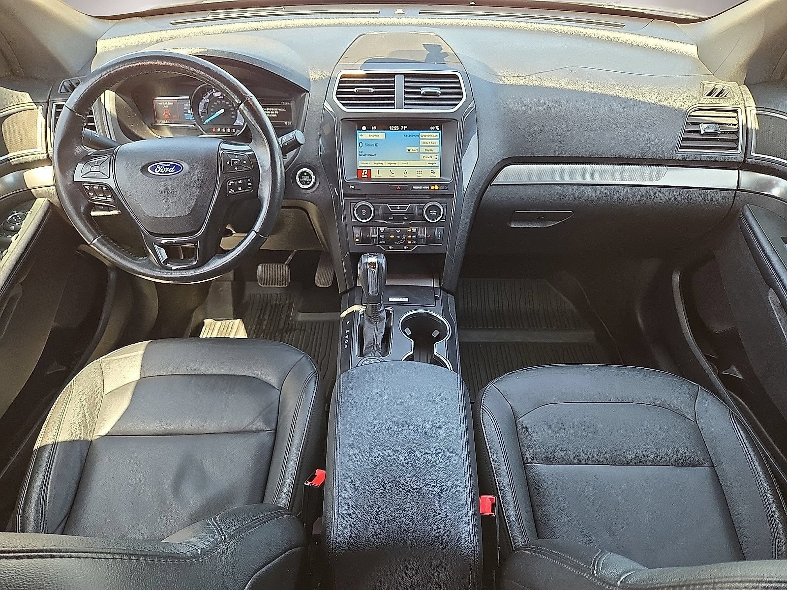 Used 2018 Ford Explorer XLT w/ Equipment Group 202A AWD/4WD image 19