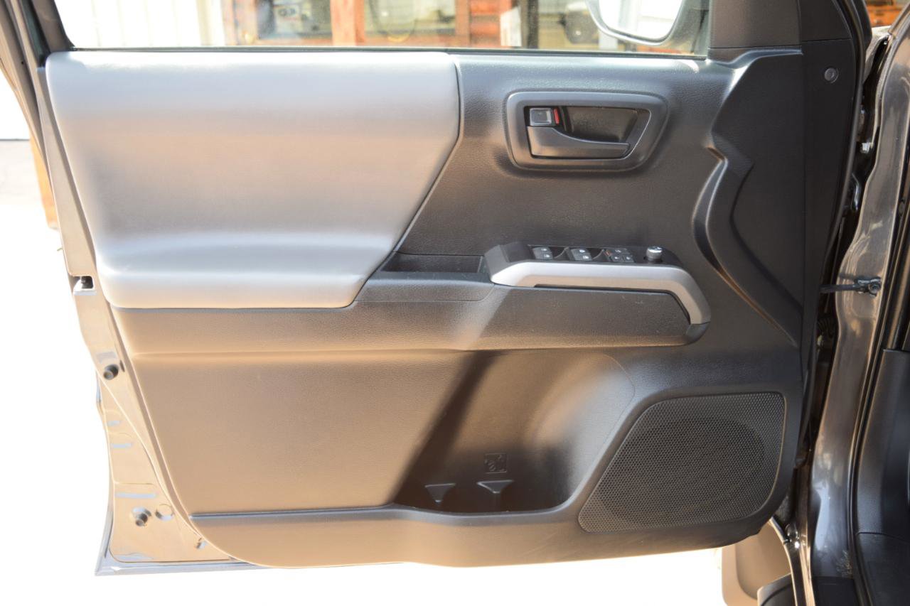 Used 2018 Toyota Tacoma SR5 AWD/4WD image 10