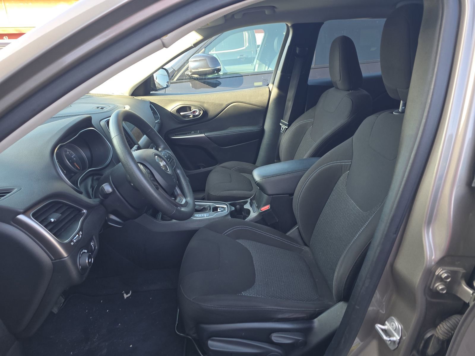 Used 2019 Jeep Cherokee Latitude w/ Popular Appearance Group image 17