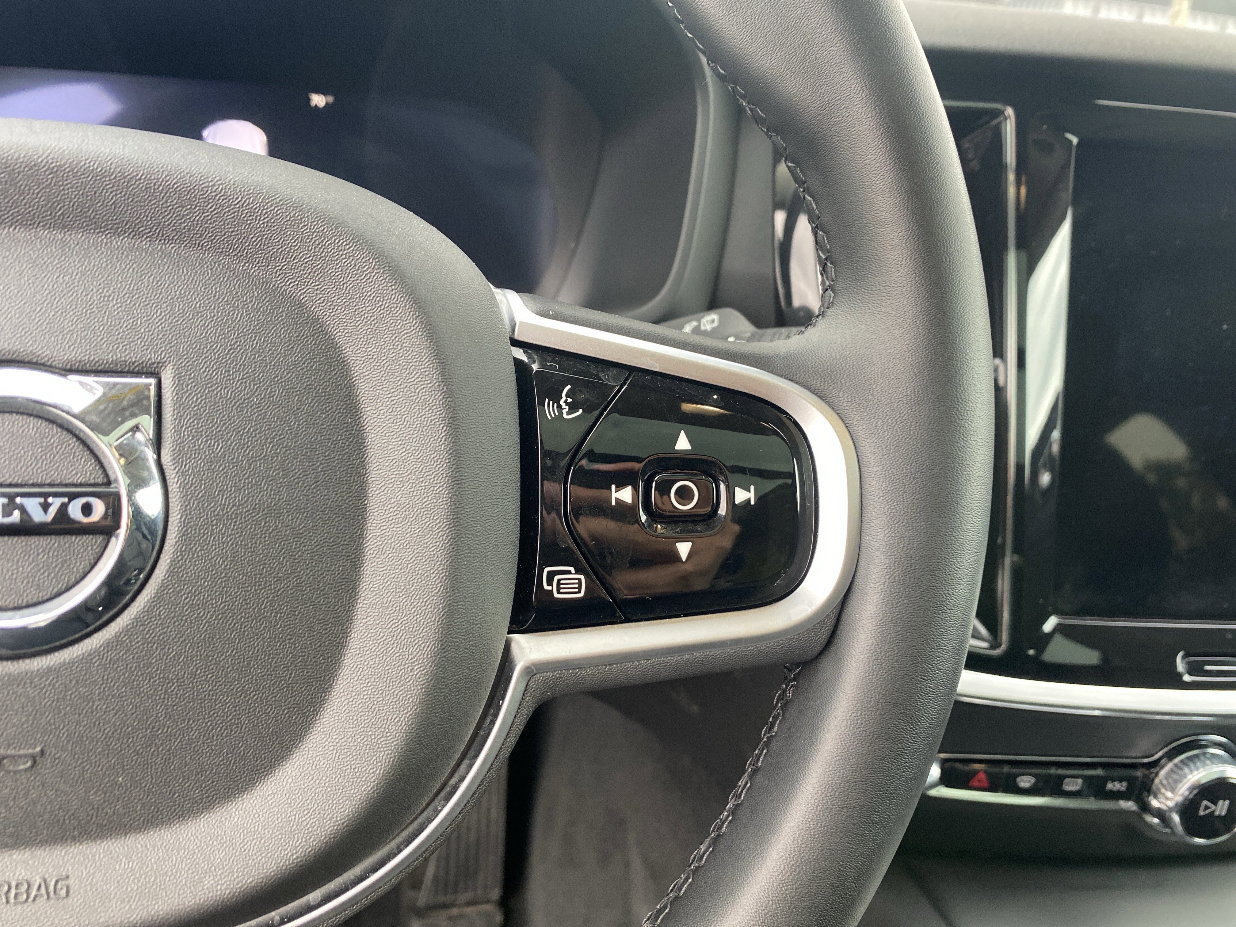 Used 2025 Volvo V60 B5 Cross Country Plus image 36