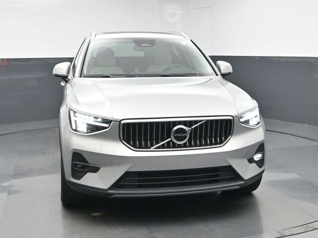 Used 2023 Volvo XC40 B5 Plus image 2